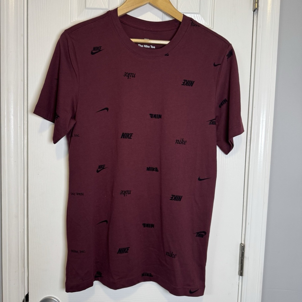 NEW Nike Sportswear Club All Over Print Logo T Shirt Maroon Men's S FD1279-681‎